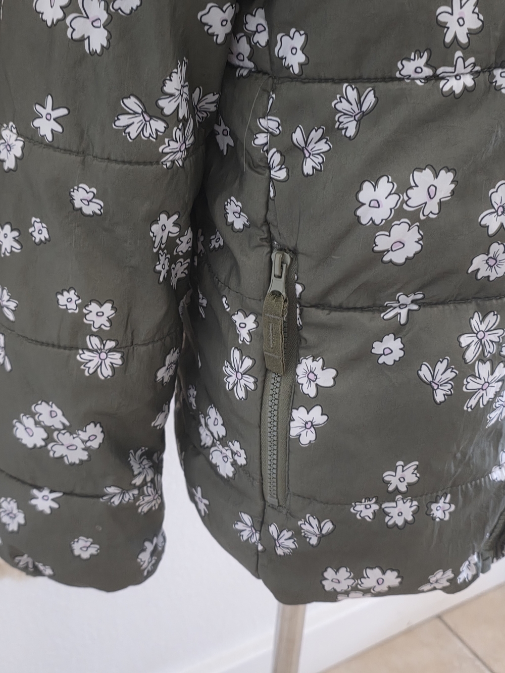 Olive Green Floral Puffer Jacket, Size Small, 7/8 - Picture 9 of 13